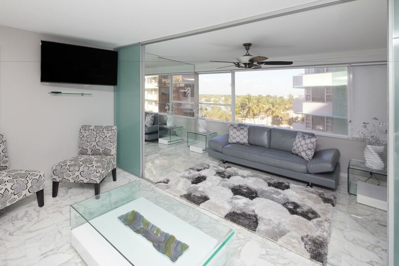 Deluxe Beach Resort - Hora Rentals