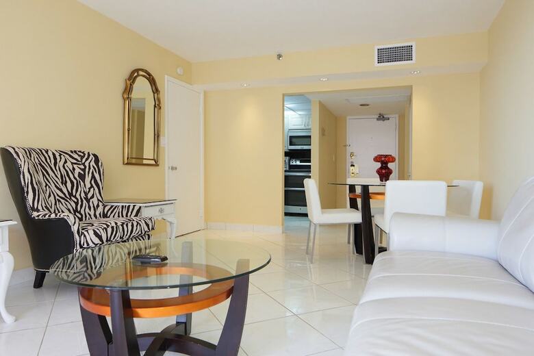 Deluxe Beach Resort - Hora Rentals