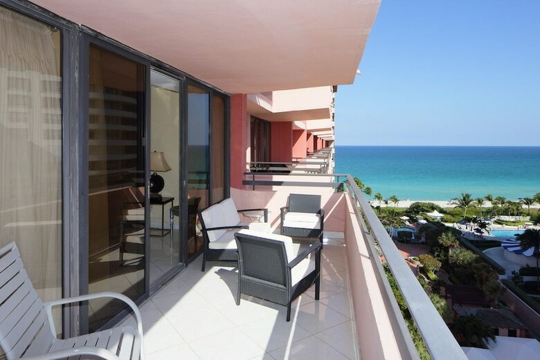 Deluxe Beach Resort - Hora Rentals