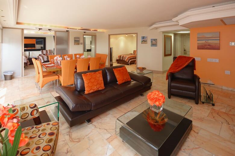 Deluxe Beach Resort - Hora Rentals
