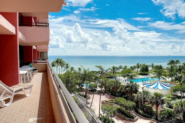Deluxe Beach Resort - Hora Rentals