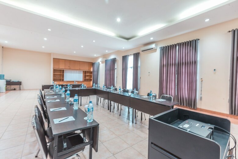 Capital O 1662 Ole Suites Hotel