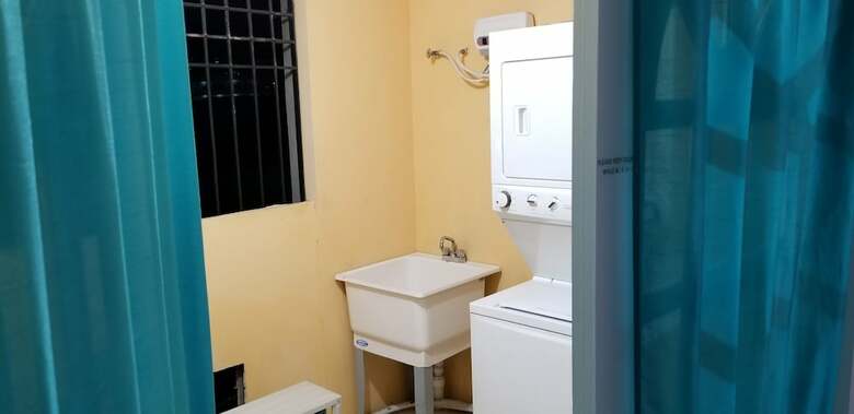 New Kingston Guest Apartment At Donhead