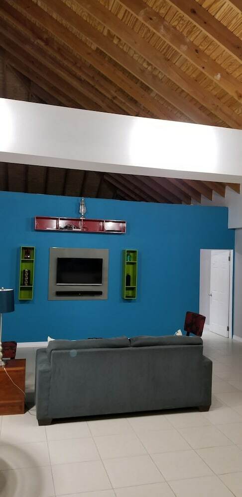 New Kingston Guest Apartment At Donhead