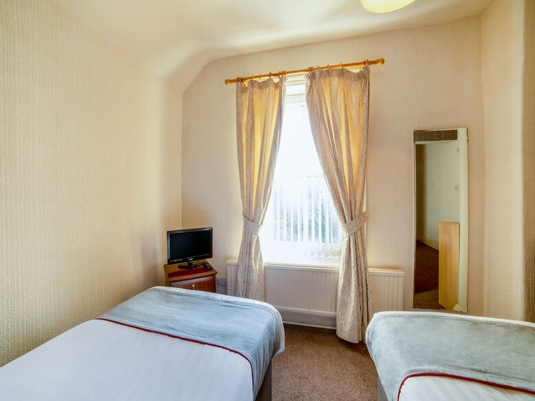 Oyo The Cumberland Hotel