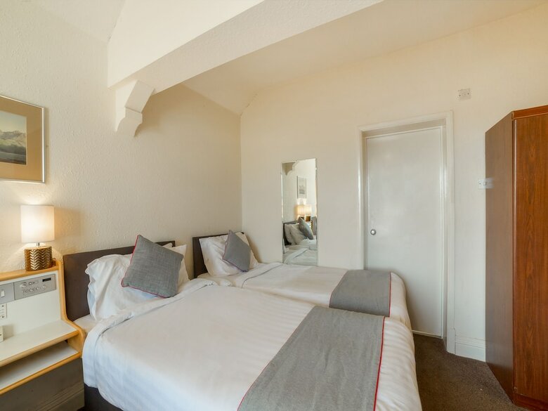 Oyo The Cumberland Hotel