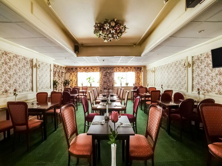 Oyo The Cumberland Hotel