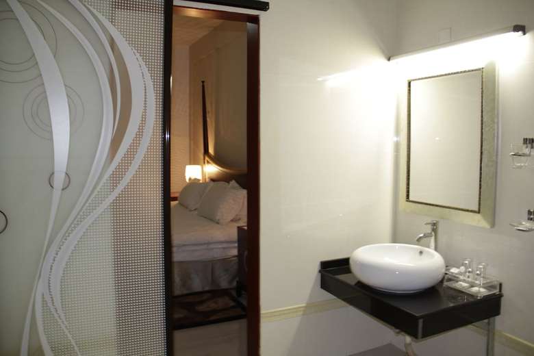 Hotel Ritz Waku-kungo