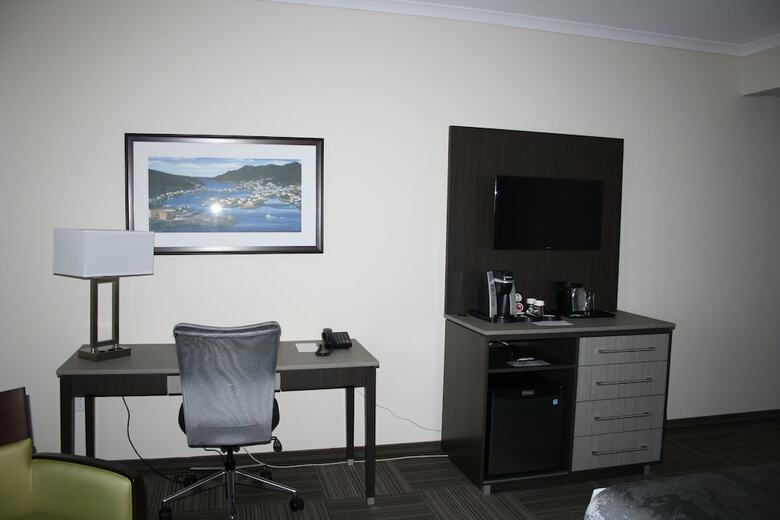 Hotel Crossroads Inn & Suites