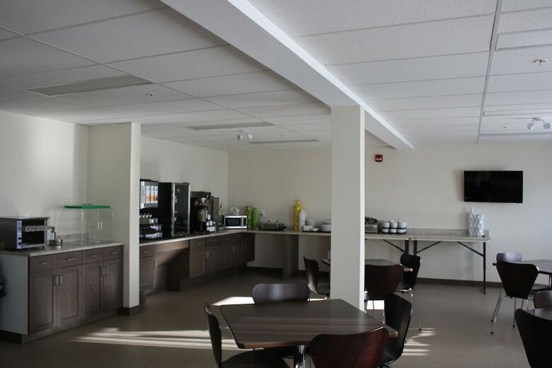 Hotel Crossroads Inn & Suites