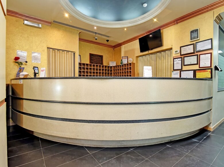 Oyo 411 Moon Hotel