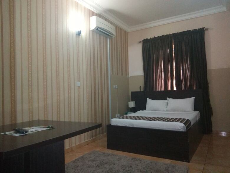 Hotel Kapital Klub & Apartments