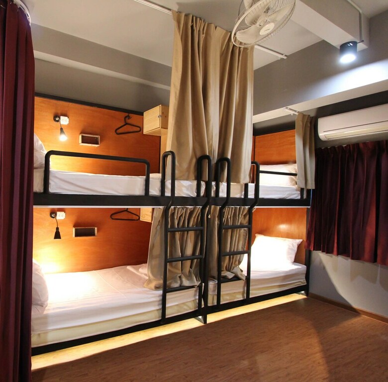 Hostal Thonglor Travellers Hostel & Cafe