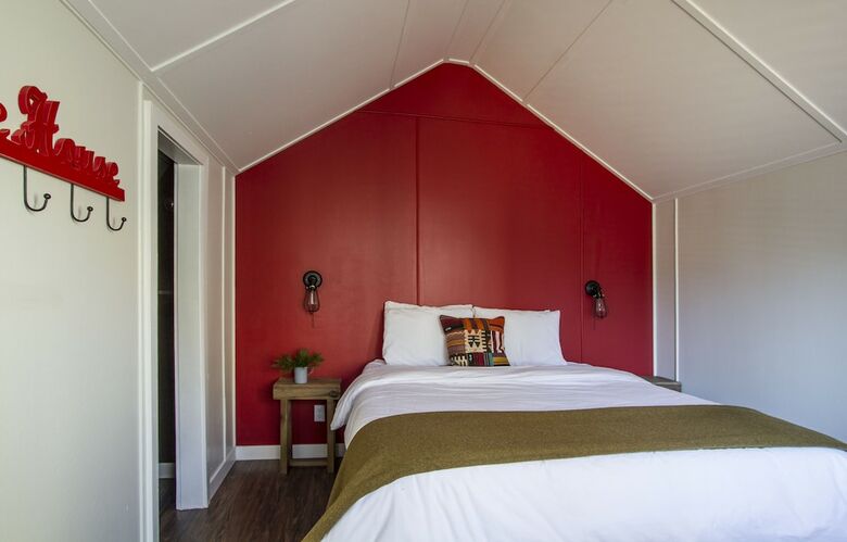 Cabana Noon Lodge At Mallard Bay