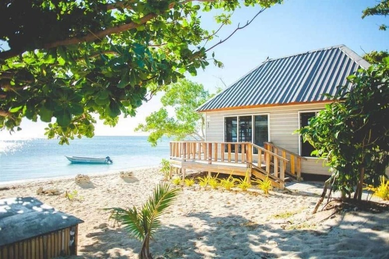 Hostal Barefoot Kuata Island Resort