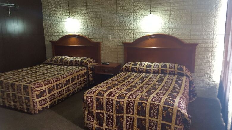 Breezwood Motel