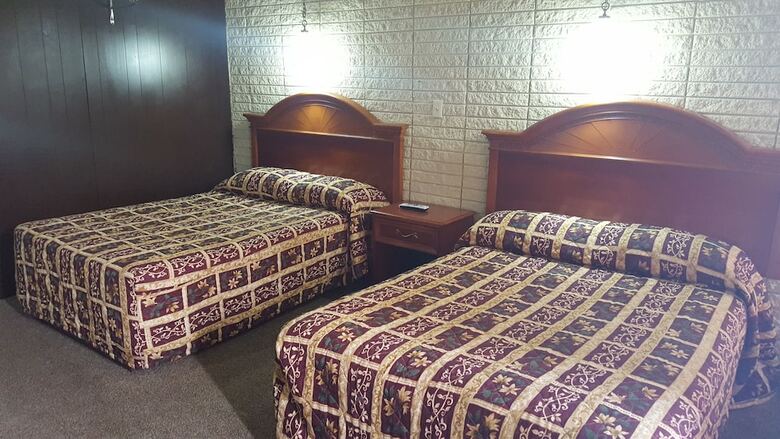 Breezwood Motel