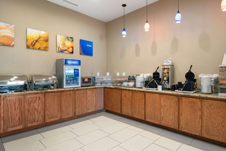Hotel Comfort Suites University