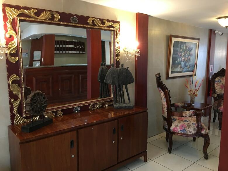 Hostal Mitad Del Mundo