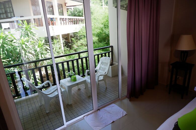 Kata Beachwalk Hotel And Bungalows