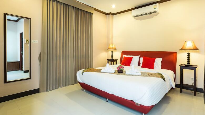 Kata Beachwalk Hotel And Bungalows