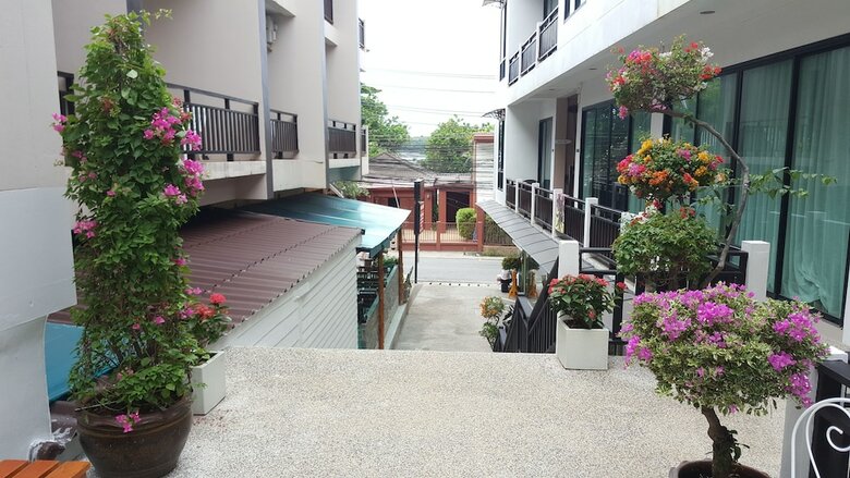 Kata Beachwalk Hotel And Bungalows