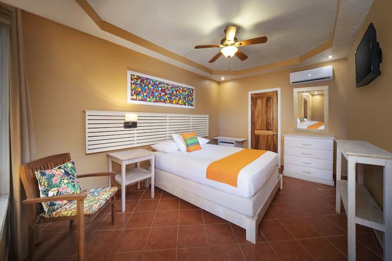 Mr. Tucan Hotel