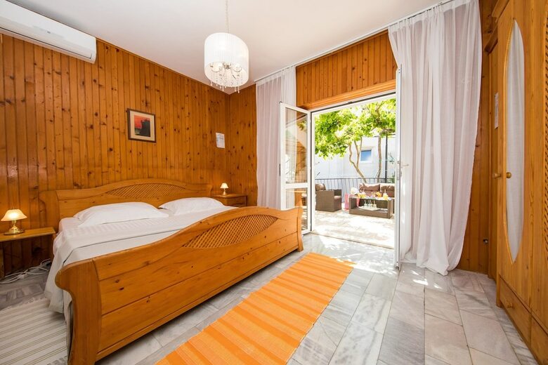 Hotel J&j Bed And Breakfast