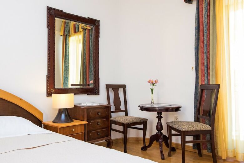 Hotel J&j Bed And Breakfast
