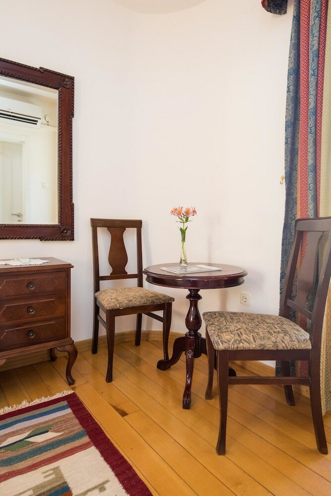 Hotel J&j Bed And Breakfast