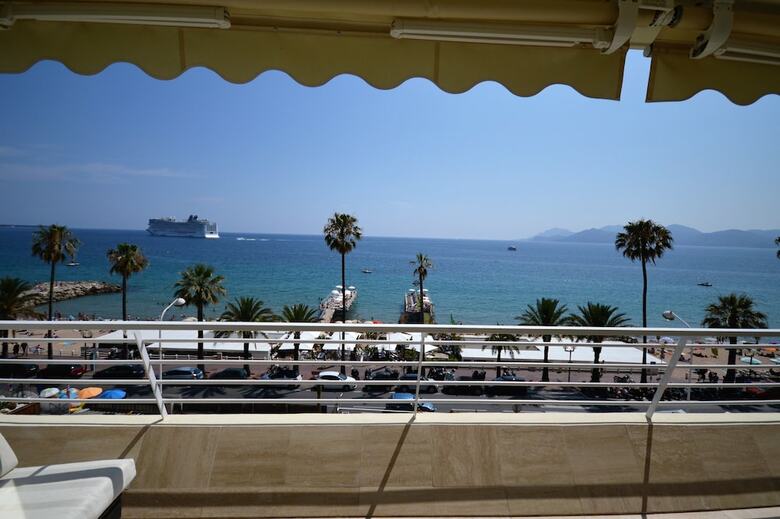Wonderful Seafront Apartment - 3-bedroom