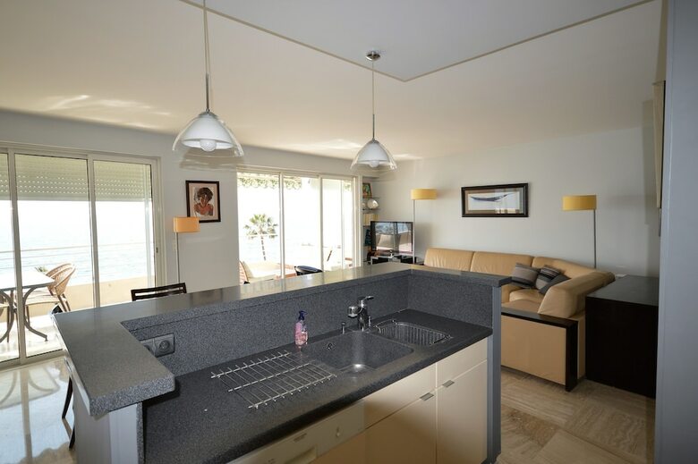 Wonderful Seafront Apartment - 3-bedroom