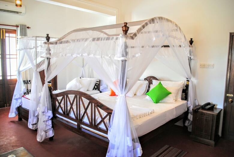 Miura Dutch Edge Hotel