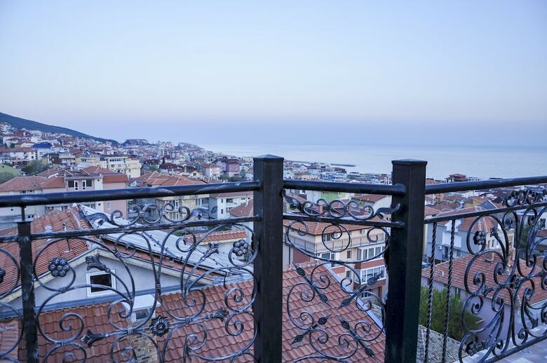 Roel Residence Apartments