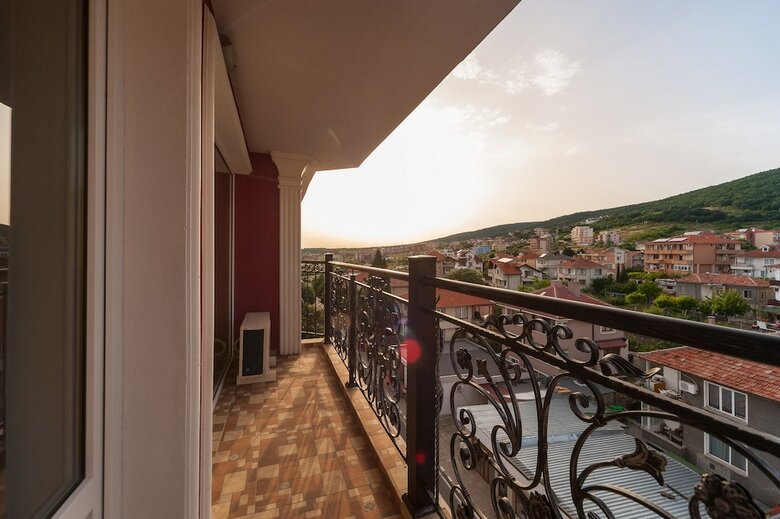 Roel Residence Apartments