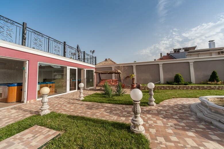 Roel Residence Apartments