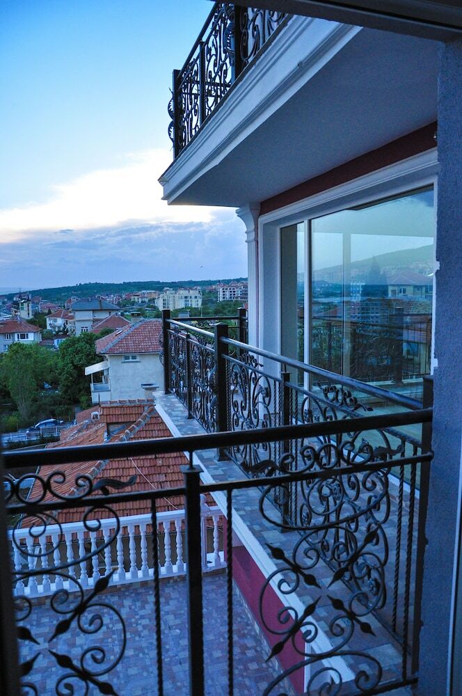 Roel Residence Apartments