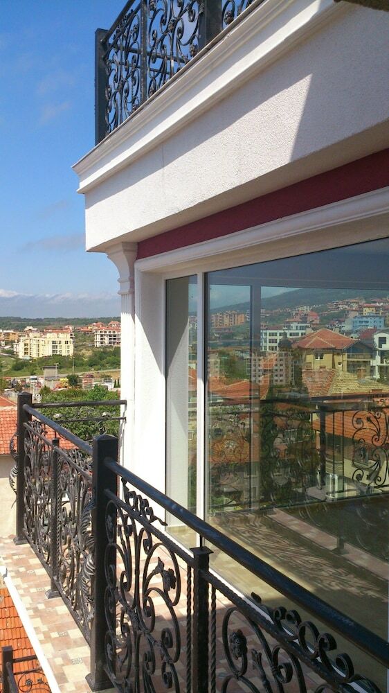 Roel Residence Apartments