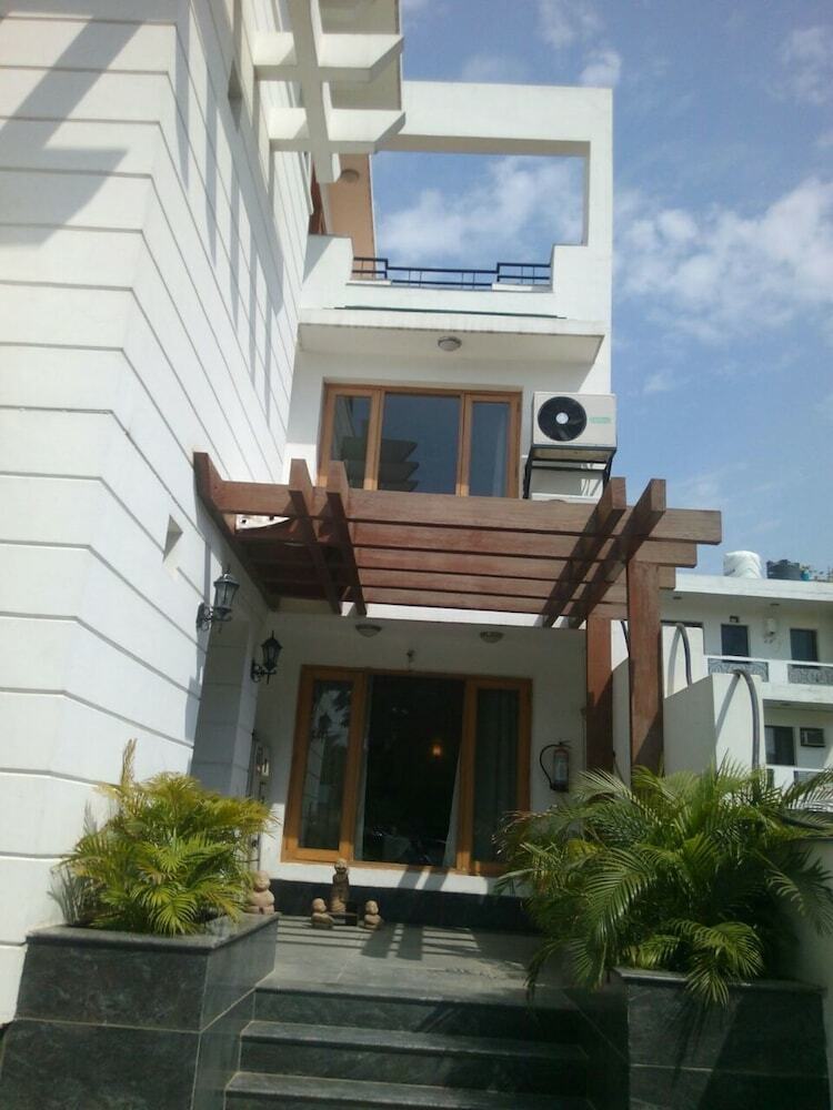 Hotel Ahuja Residency Cyber City I