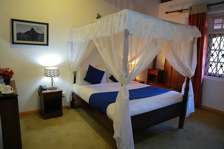 Hotel Camellia Lake Resort