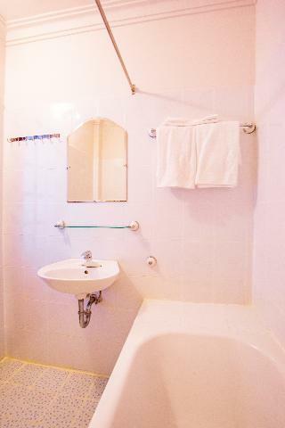 Oyo 720 Glenda Hotel