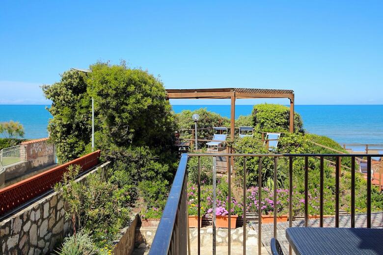 Sea View And Ground Floor Apartments Le Dune