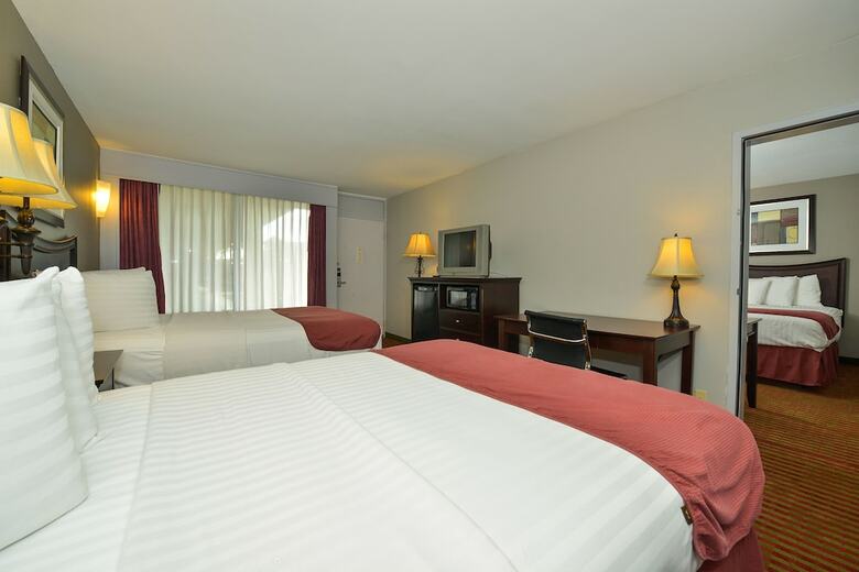 Hotel Lamplighter Inn And Suites