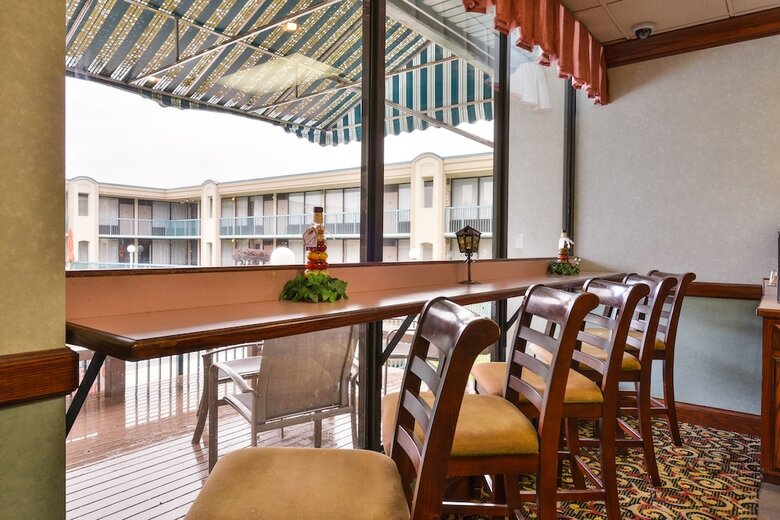 Hotel Lamplighter Inn And Suites