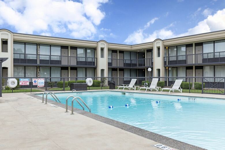 Hotel Lamplighter Inn And Suites