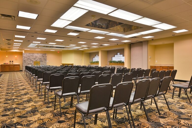 Hotel Lamplighter Inn And Suites