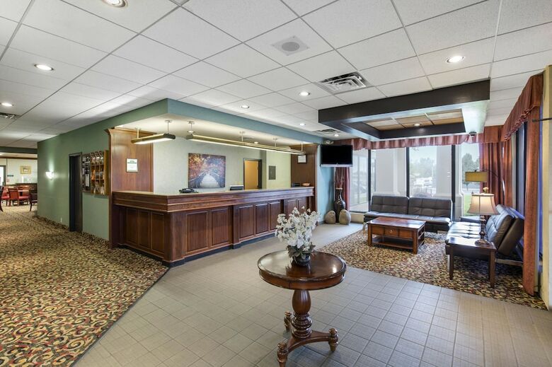 Hotel Lamplighter Inn And Suites