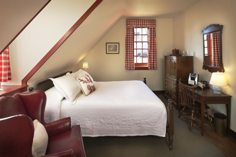 The Colonial Houses - A Colonial Williamsburg Hotel