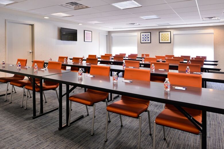Holiday Inn Express Hotel & Suites Selma