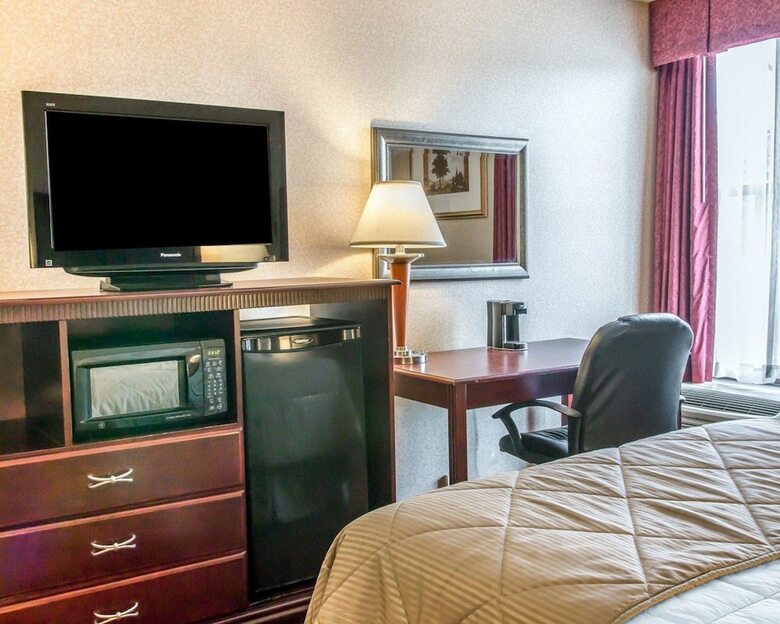 Hotel Clarion Inn & Suites Airport